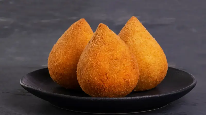 coxinha-caseira-sequinha-dourada