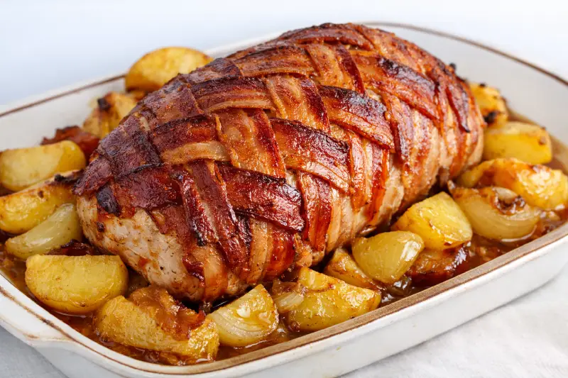 Lombo suíno assado com proteção de bacon