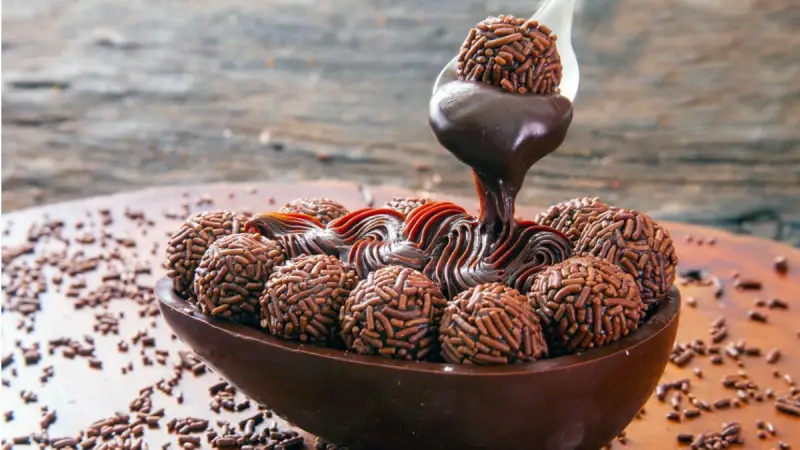 Ovo de Páscoa de colher de brigadeiro