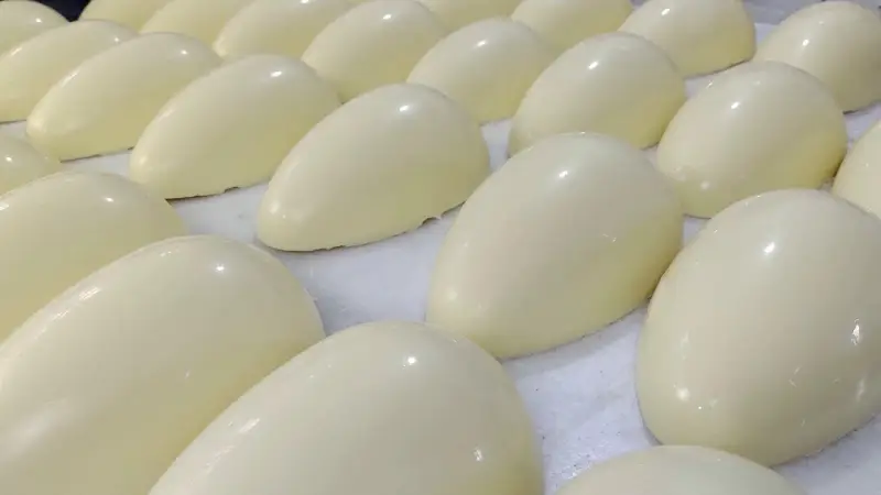 ovo de Páscoa de chocolate branco