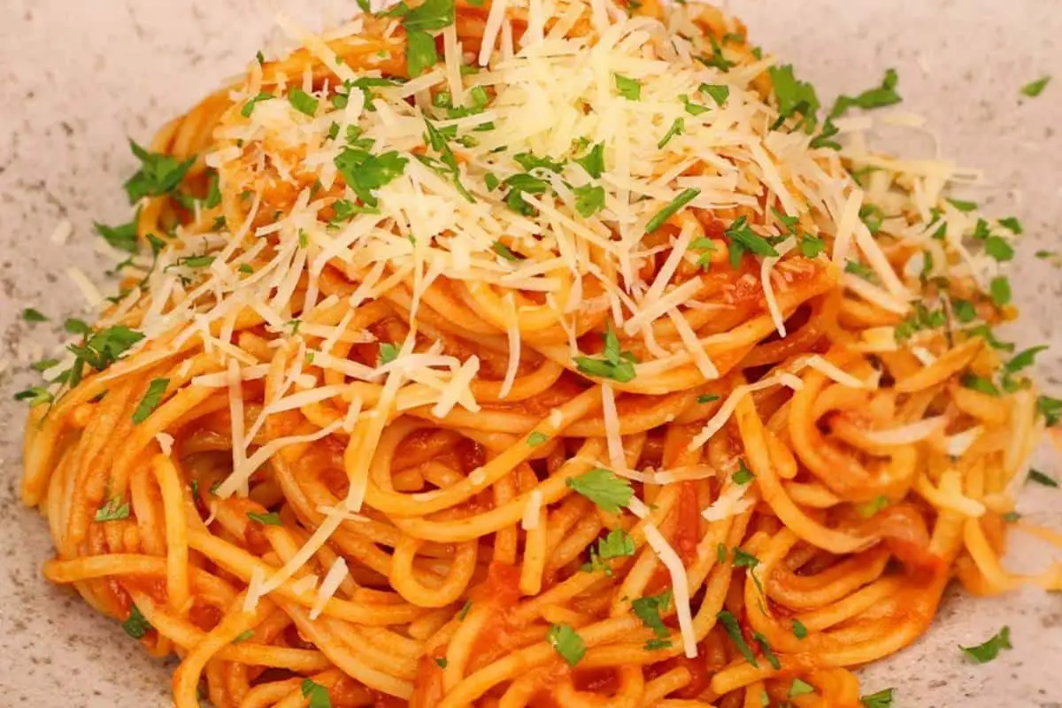 Macarrão ao molho de tomate