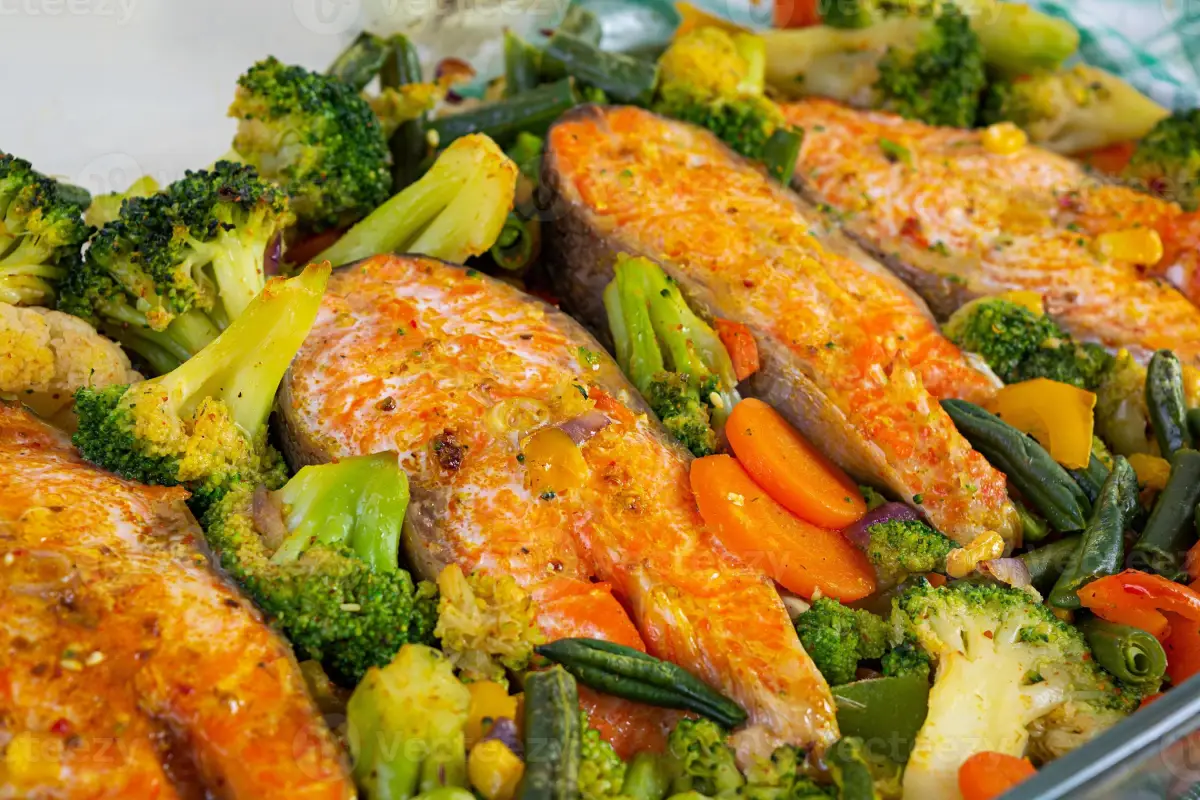 Salmão assado com ervas, manteiga e legumes