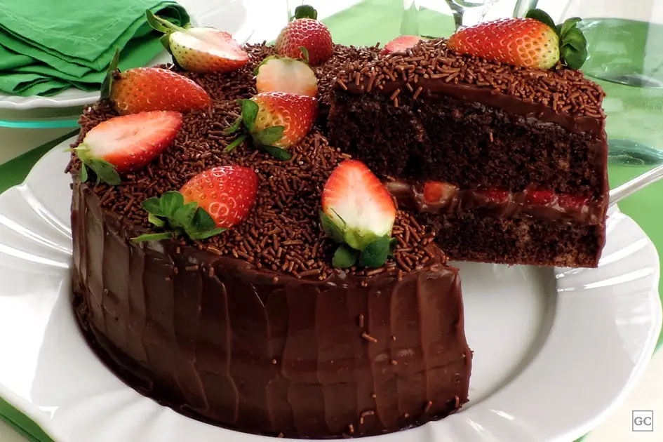 bolo de chocolate com brigadeiro e morangos